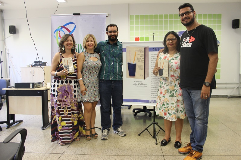 Os professores Cláudia Borges Costa, Ádria Assunção Santos de Paula, Ramón Marcelino Ribeiro Júnior, Mad'Anna Desirée Ribeiro de Castro e Ghesley Jorge Xavier são alguns dos autores da obra